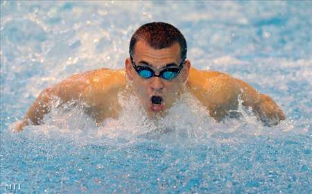 június 23-án új országos csúccsal és az olimpiai szintet elérve nyeri a 100 méteres férfi pillangóúszást az  országos úszóbajnokságon (Fotó: Oláh Tibor)