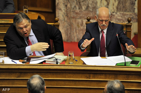 Evangelos Venizelos pénzügyminiszter és George Papandreou miniszterelnök a parlamentben