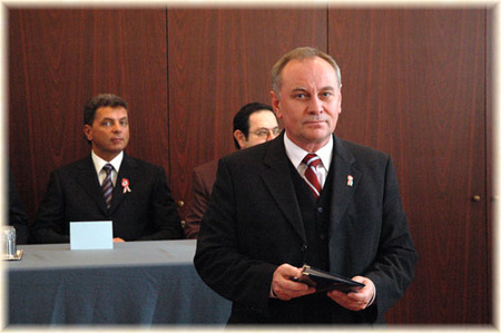 Galambos Lajos az NBH főigazgatója jutalmakat ad át a BM Központi Kórházában 2007. március 15-én, a háttérben Földesi-Szabó László. (forrás:  Egy-másért Alapítvány)