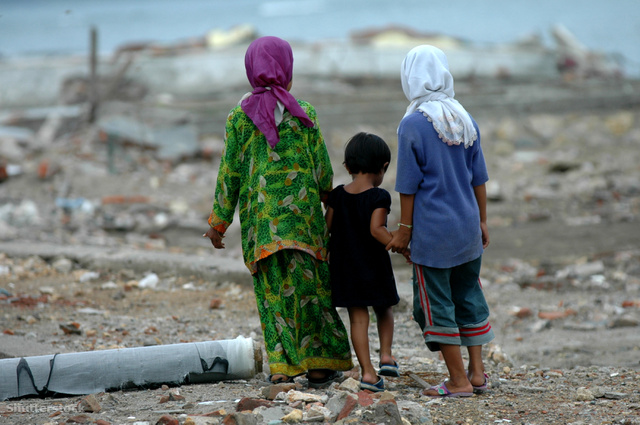 Gyerekek Indonéziában a 2004-es földrengés és cunami után