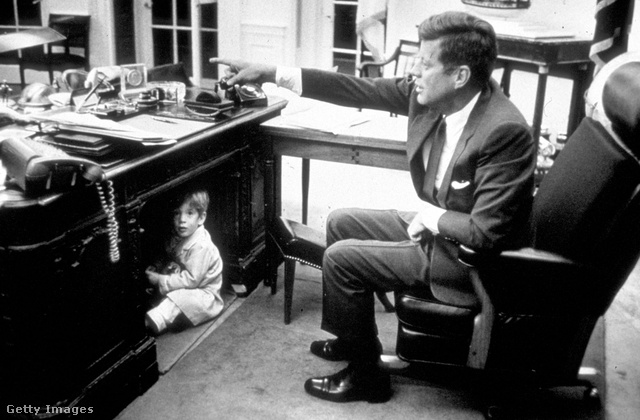 Az ifjabb John F. Kennedy apjával játszik a Fehér Ház Ovális Irodájában, 1960
