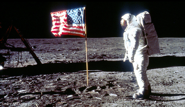 Buzz Aldrin az amerikai zászló mellett a Hold felszínén