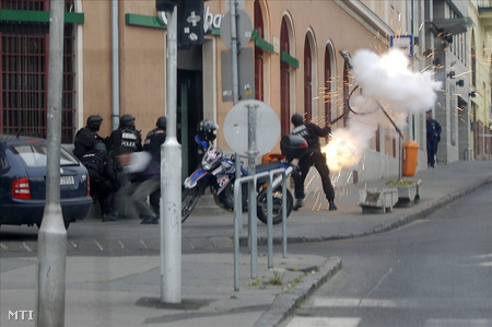 Behatolás előtt gránátot robbantanak a rendőrök (fotó: MTI)