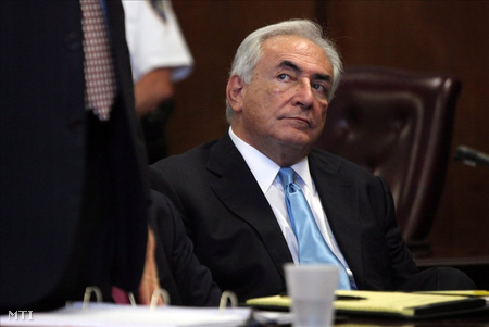 Strauss-Kahn a tárgyalóteremben