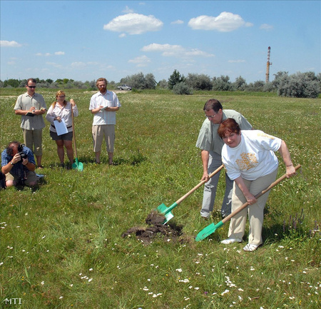 A régészeti feltárásoknak sem kedvez a hőség. Magyar Anna, a Csongrád megyei közgyűlés fideszes elnöke 2008-ban.