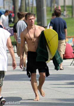 Ryan Phillippe szörfözik