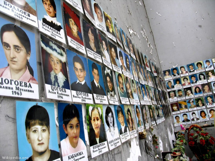 A beszláni túszdráma áldozatainak fényképei az egykori iskola falán