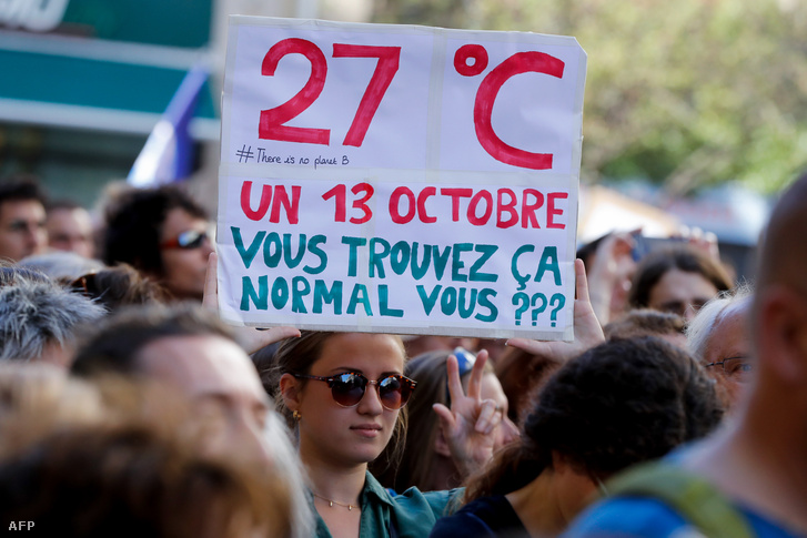 Demonstrálók a párizsi klímacsúcs idején, 2018. október 13-án. Aznap 27 fokot mértek Párizsban