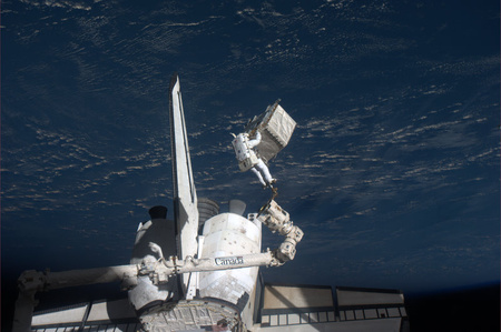 Ron Garan, az ISS űrhajósa a keddi űrsétán a RRM-t kivette az Atlantis rakteréből  (Fotó: NASA)