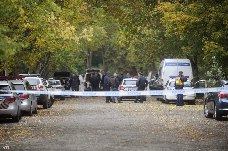 Rendőrök helyszínelnek 2016. október 13-án a fővárosi Népligetben ahol ismeretlen személyazonosságú női holttestet találtak egy bokros területen.