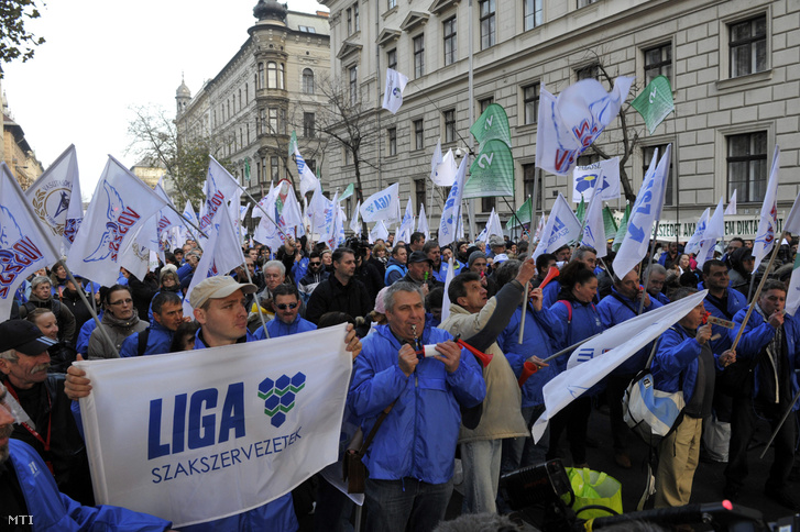 A LIGA Szakszervezetek demonstrációja az V. kerületi Alkotmány utcában 2014. november 21-én. A szervezők a cafeteria adóterheinek emelése ellen, az adótörvények társadalmi egyeztetés nélküli benyújtása ellen, a korkedvezményes nyugdíj védelmében hirdették meg a tüntetést.