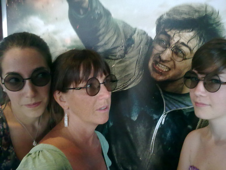 Középen a mama 3d szemüvegben, és a két lány: Réka és Vera