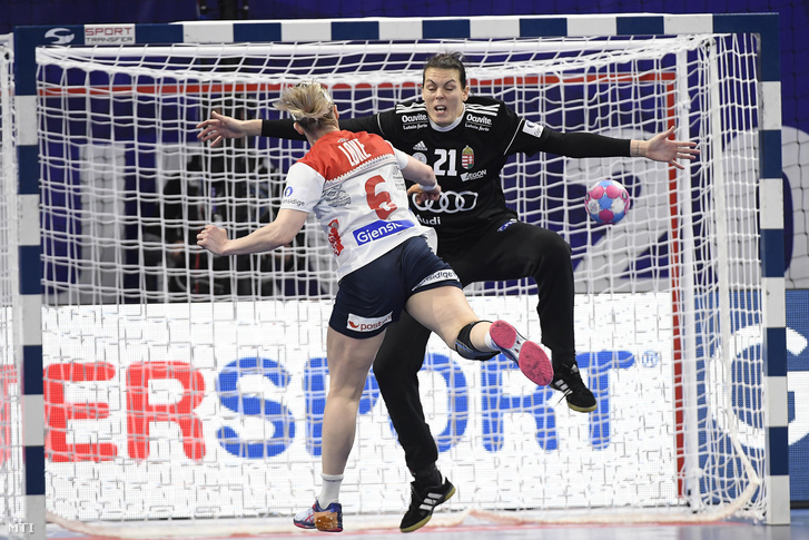 Kiss Éva kapus gólt kap a norvég Heidi Lokétől a női kézilabda Európa-bajnokság középdönőjében játszott Magyarország - Norvégia mérkőzésen a franciaországi Nancyban 2018. december 7-én.