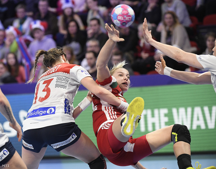 Háfra Noémi (j) és a norvég Kari Brattset a női kézilabda Európa-bajnokság középdöntőjében játszott Magyarország - Norvégia mérkőzésen a franciaországi Nancyban 2018. december 7-én.