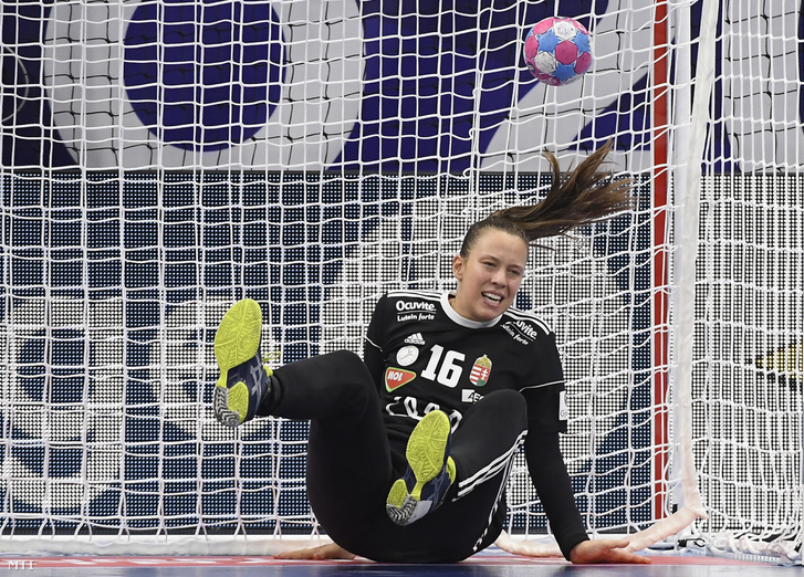 Bíró Blanka kapus gólt kap a női kézilabda Európa-bajnokság középdöntőjében játszott Magyarország - Norvégia mérkőzésen a franciaországi Nancyban 2018. december 7-én.