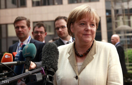 Merkel német kancellár érkezik az eurózóna kormányfőinek csúcstalálkozójára