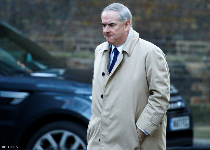 Geoffrey Cox brit főügyész kabinetülésre érkezik a londoni kormányfői rezidenciára, a Downing Street 10-be 2018. december 4-én. Az Európai Unió luxembourgi székhelyű bírósága ezen a napon bejelentette, hogy az Európai Unió Szerződése 50. cikke lehetővé teszi az EU-ból való kilépés szándékáról szóló bejelentés egyoldalú visszavonását.