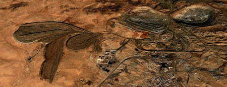 Műholdas felvétel Baotou egyik bányájáról, a kép bal oldalán a hatalmas szennyezőanyag-tárolókkal.