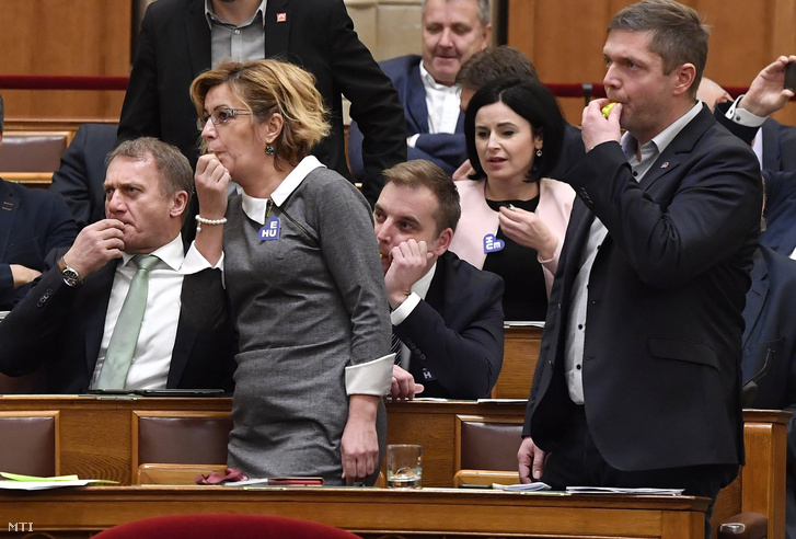 László Varju (DK) and Ildikó Bangóné Borbély, Tamás Harangozó, and Tóth Bertalan (MSZP) at the parliamentary session on 10 December 2018.