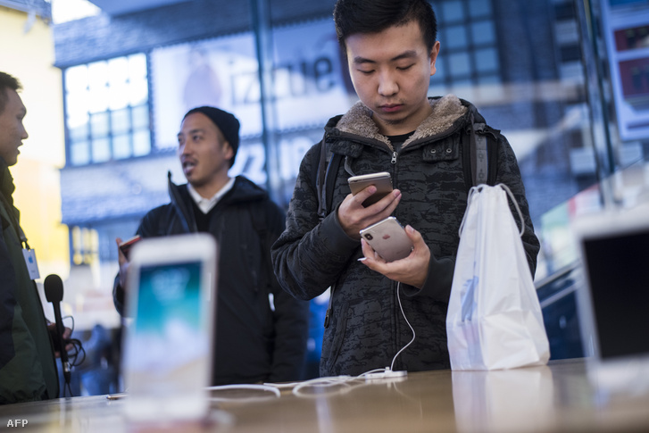 Egy vásárló és az iPhone X Pekinben 2017. november 3-án.