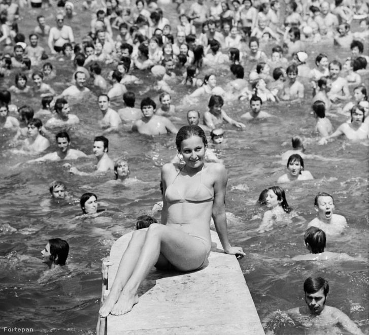 Bikinis nő a Palatinus Strandon, 1973-ban