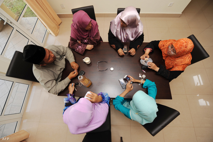 Mohamad Ikram Ashaari (41) öt feleségével a Kuala Lumpur közelében lévő Putrajaya városban 2016. január 26-án. A poligámia az iszlamizációval együtt egyre elterjedtem Malajziában.