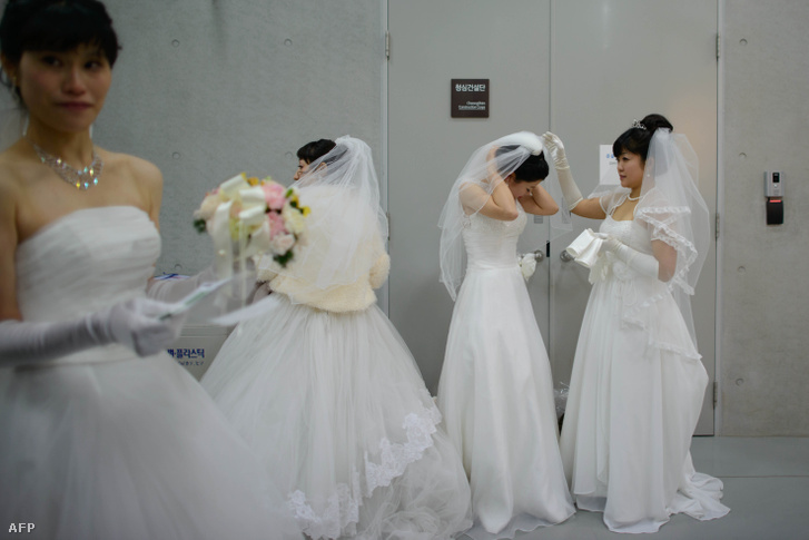 Menyasszonyok készülődnek esküvőjükre a dél-koreai Egyesítő Egyházának templomában 2014. február 12-én. A vitatott egyház több alkalommal rendezett már tömeges esküvői szertartást: 2014-ben 52 országból 2500 pár kelt egybe.