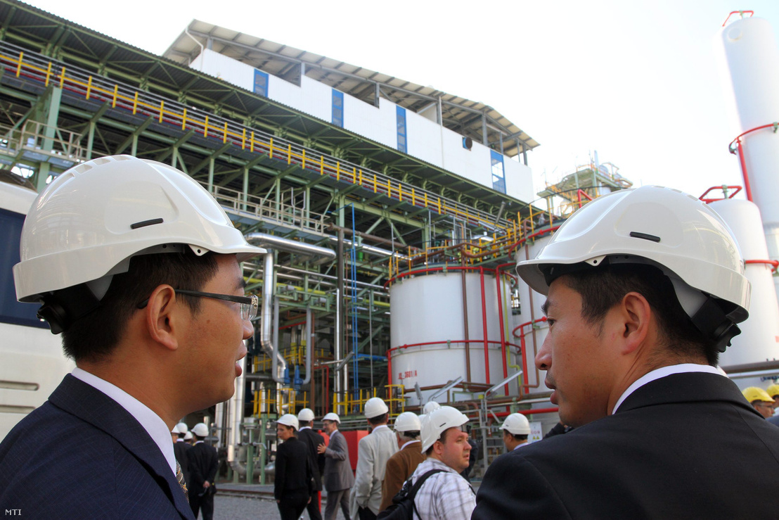 Vendégek nézelődnek a Wanhua Industrial Group leányvállalataként működő a BorsodChem Zrt. TDI üzemének avatásán, 2011. szeptember 30-án.