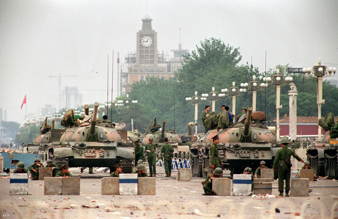 Tankok és katonák a Tienanmen téren 1989. június 6-án.
