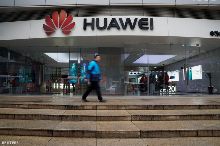 A Huawei logója egy sanghaji bevásárlóközpont homlokzatán