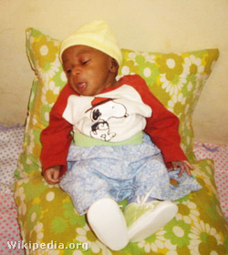 Az egyesület bamakói árvaház támogató projektje keretében Fábry Sándor is örökbefogadott egy csecsemőt