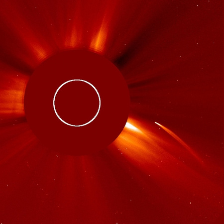 A Nap felé haladó üstökös a SOHO Lasco C2 kamerájának felvételén (a Napot a műszerbe épített korong takarja ki)