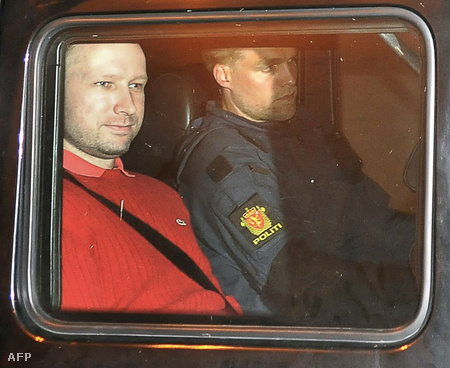 Anders Behring Breivik rendőrautóban ülve távozik egy oslói bíróságról