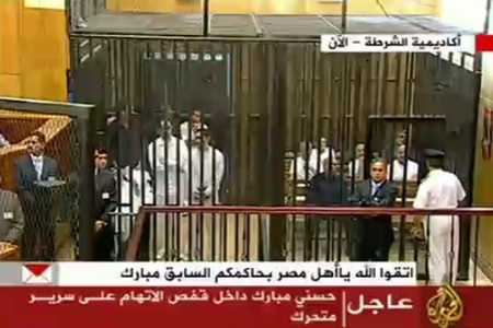 Hordágyon vitték be, ketrecbe zárták Mubarakot a tárgyalóteremben