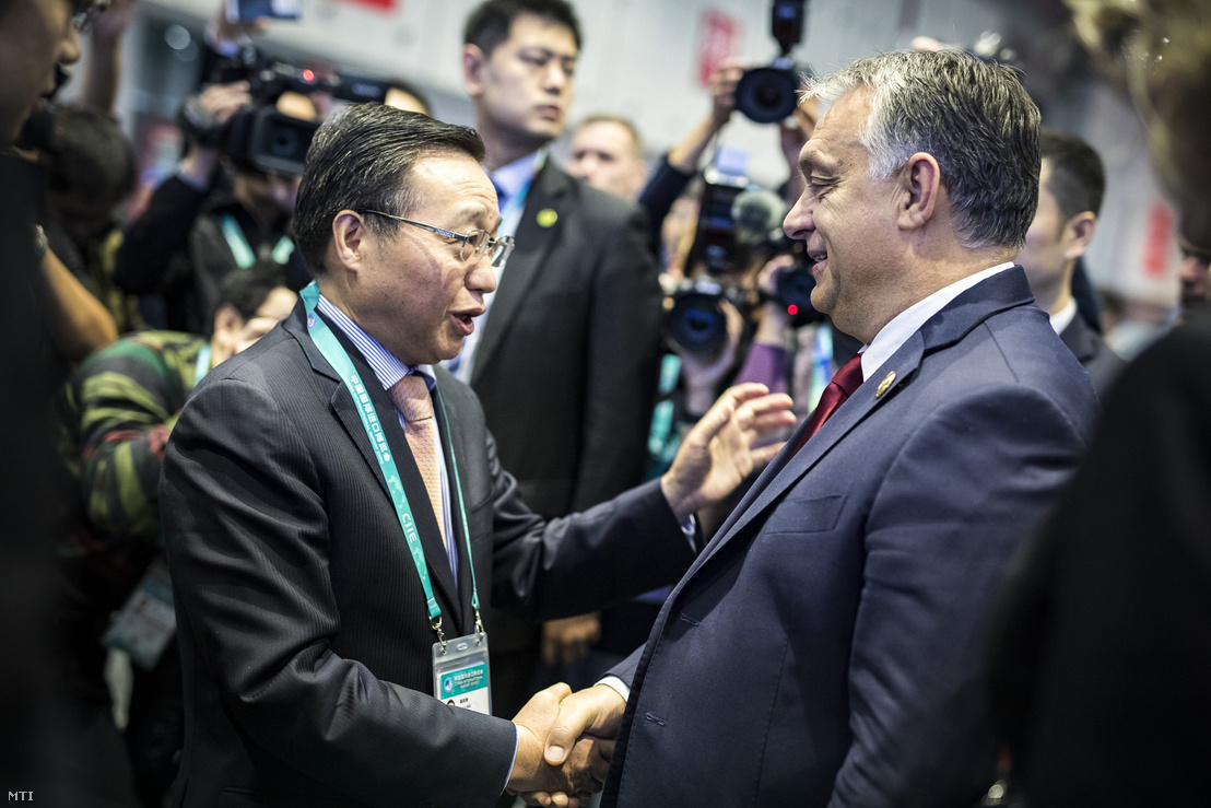 Orbán Viktor találkozója Csen Sze-csinggel, a Bank of China elnökével Sanghajban 2018. november 6-án.
