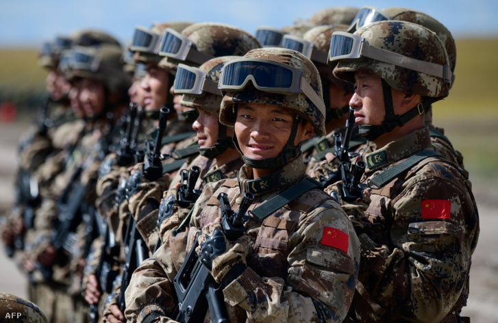 Kínai katonák Kína és Mongólia határán.