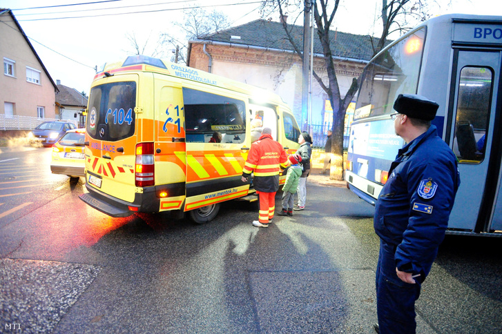Mentők és rendőrök dolgoznak egy óvoda előtt a XVIII. kerületi Petőfi utcában 2018. december 11-én, miután az épületben szén-monoxid szivárgott. Az óvodát az ott tartózkodó negyvenkét gyermek és tíz nevelő elhagyta, senkit nem kellett kórházba vinni.