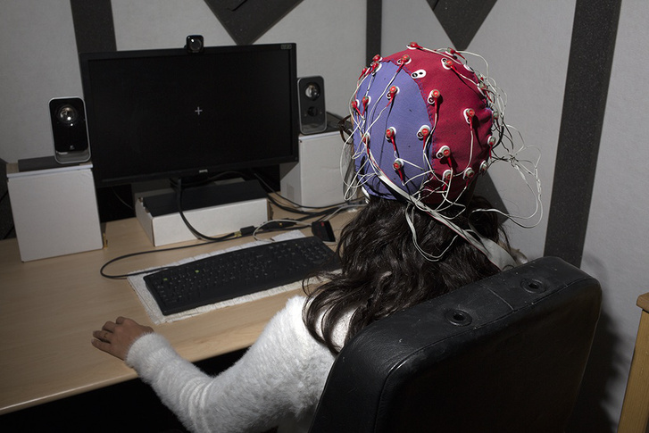 EEG-vel felszerelt résztvevő, az agy elektromos aktivitásának mérésén