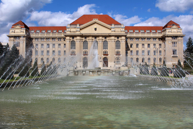A Debreceni Egyetem épülete és parkja