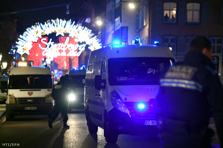 Francia rendőrök egy strasbourgi karácsonyi vásár közelében, ahol lövöldözés történt 2018. december 11-én.