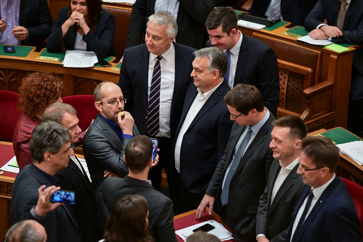 Volt képviselők hét indítványban támadják az Orbán-kormány jogszabályait