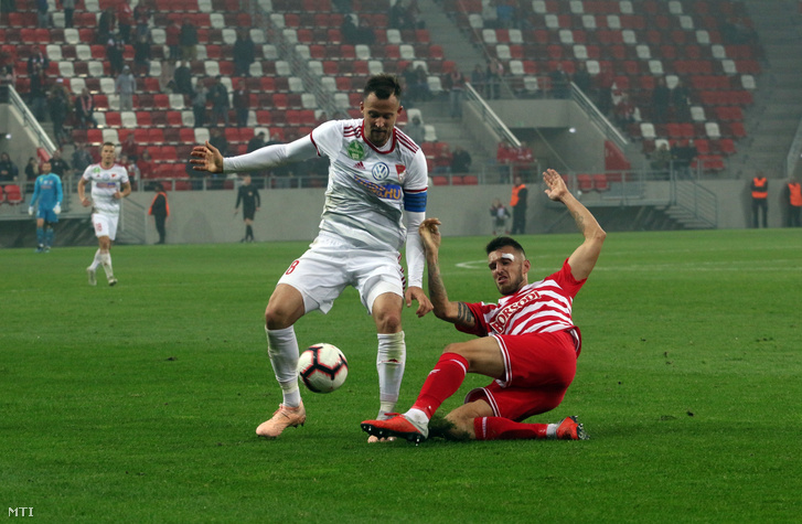 A debreceni Tőzsér Dániel (b) és a diósgyőri Tamás Márk az OTP Bank Liga 14. fordulójában játszott Diósgyőri VTK - Debreceni VSC labdarúgó-mérkőzésen a Diósgyőri Stadionban 2018. november 10-én.
