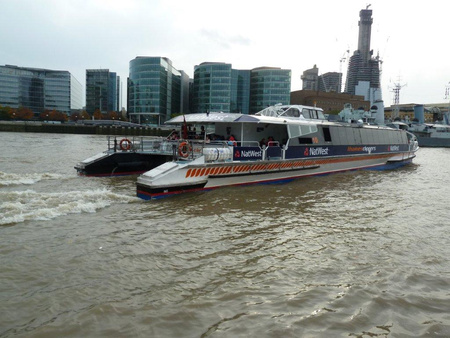 A londoni katamaránokhoz hasonló hajók szelnék a Duna hullámait is