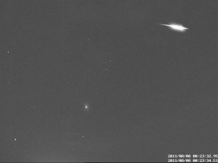 Fényes perseida meteor augusztus 8-án hajnalban a Becsehelyen üzemelő videometeoros kamera felvételén (Igaz Antal, Nagykanizsai Amatőrcsillagász Egyesület)