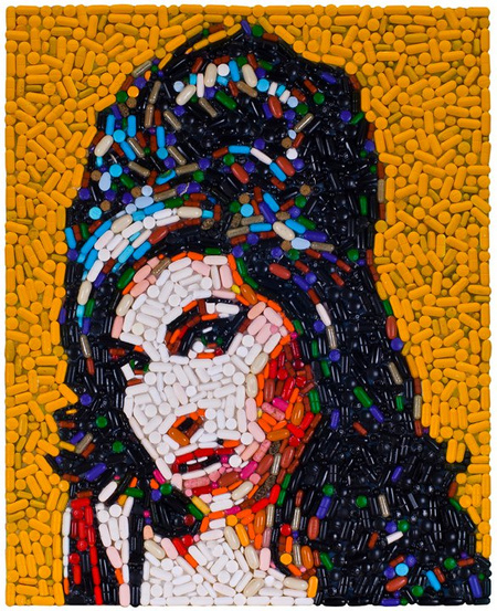 Amy Winehouse tablettákból Forrás: Facebook