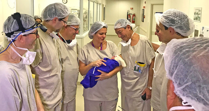 A képen az újszülött kislány látható az orvosaival, Brazíliában