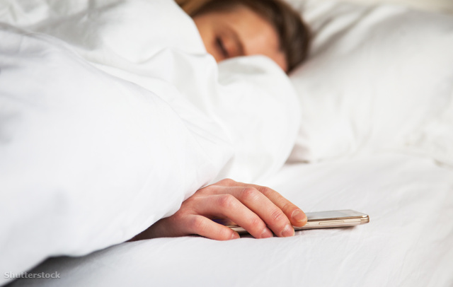 Az ágyon hagyott mobil több szempontból is visszaüthet