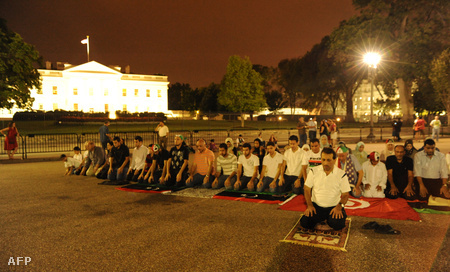 Nagyjából száz líbiai ünnepel a Fehér Ház előtt Washingtonban. "Köszönjük Sárközy, Köszönjük Obama!" kántálták.