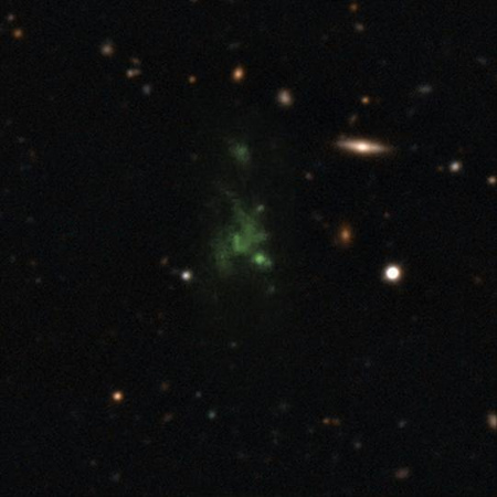 A LAB-1 jelű hidrogénfelhő képe, melyet két, az ESO VLT távcsőrendszerének FORS műszerével készült felvétel alapján állítottak össze. Az egyik a tágabb környezetet mutatja az előtér- és háttérgalaxisokkal, a másik pedig magát a felhőt, melynek intenzív ultraibolya sugárzása a 3,1-es vöröseltolódás miatt zöld színben látszik. [ESO/M. Hayes]