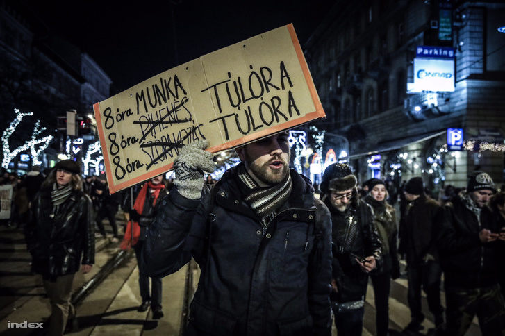 A túlóratörvény ellen tüntetők Budapesten, 2018. december 12-én